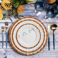 Ensemble exquis d'assiettes en porcelaine Design à bords dorés inspiré du bambou pour une table de mariage élégante