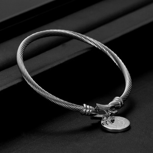 Bracelet en acier inoxydable avec pendentif rond Jésus, boucle fer à cheval 10 mm, bijou unisexe, cadeau - Product Image 3