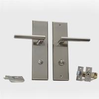 Poignée de porte en alliage de zinc avec plaque longue, système de verrouillage moderne pour portes en bois, pour une entrée sécurisée et une confidentialité accrue.