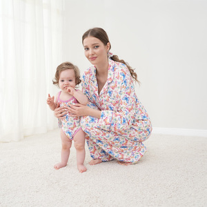 Ensembles de pyjamas assortis pour la famille Mommy Me : Combinaison bébé et pyjama femme en modal de bambou à taille élastique, motif floral uni, manches courtes - Product Image 1