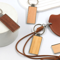 Porte-clés en bois gravé imprimé de haute qualité conçu sur mesure Porte-clés en bois populaire à bas quantité minimale de commande Matériau en métal Porte-clés personnalisé