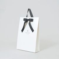 Sac cadeau en papier blanc avec logo personnalisé, ruban noir et nœud, emballage de luxe pour bijoux, accessoires, boutique de mode, magasin de cadeaux