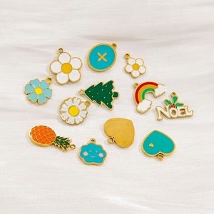 Vente en gros de bijoux personnalisés : Breloques et pendentifs mignons en acier inoxydable plaqué or, breloques DIY colorées en émail motif fleur et arc-en-ciel - Product Image 3