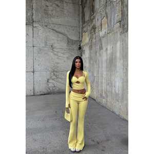 Traje de Pantalón Amarillo con Botón Decorativo - Product Image 1