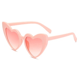 Lunettes de soleil PC UV400 en forme de cœur certifiées CE, protègent les yeux de la forte lumière du soleil et des rayons UV, idéales pour les sports de plein air comme la randonnée - Product Image 4