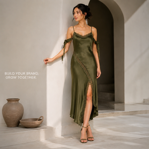 Abito <span class=keywords><strong>lungo</strong></span> <span class=keywords><strong>verde</strong></span> oliva <span class=keywords><strong>con</strong></span> pizzo, spalline sottili, maniche all'Americana e <span class=keywords><strong>spacco</strong></span> laterale, silhouette lunga - Product Image 2