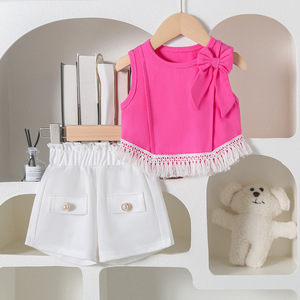 Completo Abito Estivo 2026 da <span class=keywords><strong>Bambina</strong></span> in Cotone: Gilet Senza Maniche con Fiocco e Colletto, Pantaloncini Bianchi con Bottoni Perla e Dettagli Nappa <span class=keywords><strong>Eleganti</strong></span> - Product Image 1
