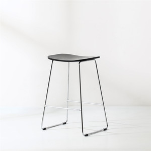 <span class=keywords><strong>Tabouret</strong></span> <span class=keywords><strong>de</strong></span> <span class=keywords><strong>bar</strong></span> en <span class=keywords><strong>bois</strong></span> <span class=keywords><strong>noir</strong></span> simple avec pieds en métal chromé, mobilier <span class=keywords><strong>industriel</strong></span> moderne pour la cuisine, le café, le comptoir haut - Product Image 1