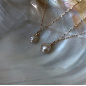Collier plaqué or 14 carats avec pendentif à perle unique, forme baroque Edison, cuir naturel froissé, chaîne de clavicule, collier de perles - Product Image 4