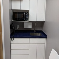 Projet de clinique dentaire américaine Cabinet de rangement en laque blanche Bureau de réception avec comptoir en pierre de quartz bleu