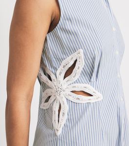 Robe d'été à rayures bleues pour femmes, brodée d'une ligne A décontractée, 100% coton, revers, robe midi sans manches boutonnée avec fleurs creuses - Product Image 4