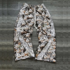 Pantalones Deportivos Unisex Holgados y Transpirables con Estampado DTG Personalizado de Alta Calidad, Estilo Urbano, Corte Recto, Tipo Cargo - Product Image 3