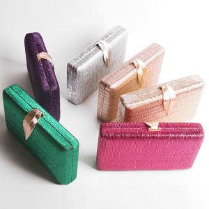 Textura cepillada Bv Style Gold Leaf Decoración Elegante Old Money Style Medieval Bag - Product Image 5