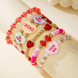 สร้อยข้อมือรูปหัวใจวันวาเลนไทน์สำหรับผู้หญิง เครื่องประดับลูกปัดแบบซ้อนกันได้ พร้อมจี้ XOXO Hug Me สีแดง ชมพู และสีทอง - Product Image 1