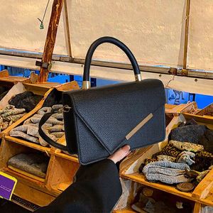 Sac à bandoulière petit, décontracté et élégant pour femme en nylon rouge avec fermeture éclair et logo personnalisé - Product Image 3