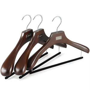 Accesorios de exhibición de ropa de madera de gama alta con logotipo personalizado Premium, barra de pantalones antideslizante para abrigos pesados - Product Image 6