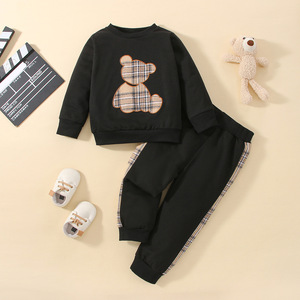 Conjunto de sudadera y pantalón de chándal para bebé, con aplique de oso a cuadros, raya lateral y ribetes, venta al por mayor - Product Image 2