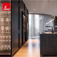 Alland Italy – Armoire de cuisine moderne de luxe en métal avec portes pliantes HPL sans poignées, îlot à vin en verre et quincaillerie