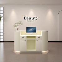 Comptoir d'accueil de luxe en bois blanc pour spa, petit salon de beauté moderne, réception pour hôtel avec lumières LED