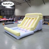 Équipement de fête de jeu doux nouvellement conçu: toboggans gonflables secs et humides avec fosse à balles et piscine en mousse, parfaits pour les enfants.
