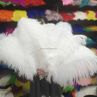 Plumes d'autruche artificielles blanches lisses en gros pour la décoration de centre de table de mariage