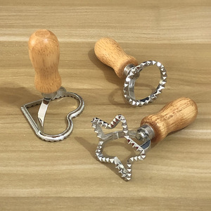 Molde de Aleación de Zinc para Galletas, Utensilio de Cocina, <span class=keywords><strong>Prensa</strong></span> para Bordear Masa de Dumplings, Cortador de Tartas con Mango de Madera y Forma Irregular - Product Image 3