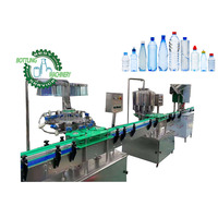 Machine de rinçage, remplissage et bouchage de bouteilles d'eau minérale pure et naturelle, type sport, rondes, de 1,5L et 2L, avec capacité de 1500 bouteilles par heure, 12 têtes de remplissage