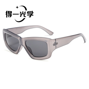 แว่นกันแดดทรงเหลี่ยมสำหรับผู้หญิง De Yi Optics สีดำ เลนส์ PC ป้องกันรังสียูวี 400 สไตล์แฟชั่นสำหรับกิจกรรมกลางแจ้ง - Product Image 2
