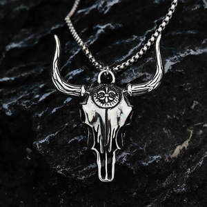 Collar con colgante de calavera de toro de acero inoxidable yunnique para hombre, joyería con temática animal, regalo - Product Image 1