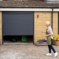 Porte de garage automatique électrique moderne en alliage d'aluminium expansé de 77 mm pour système de sécurité d'entrepôt