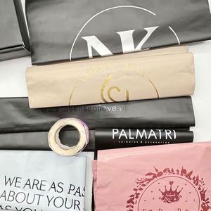 Sacs d'expédition personnalisés en polyéthylène écologiques, noir mat, avec logo UV, tailles 6x9, 10x13, 12x15, 14,5x19, biodégradables, pour l'emballage de vêtements - Product Image 5