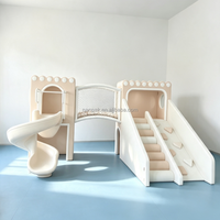 Château de jeu souple beige neutre avec toboggan en spirale et pont en filet d'escalade, équipement de terrain de jeu intérieur pour enfants pour café-jeux, centre commercial, garderie