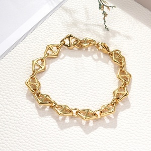 Bracelet à maillons géométriques en forme d'ancrage |   Bijoux en acier inoxydable plaqué or 18 carats PVD |   Imperméable, hypoallergénique et résistant au ternissement - Product Image 1