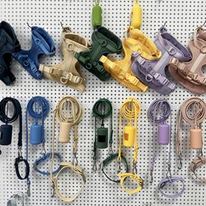 Fabricante al por mayor personalizado Logotipo de lujo de PVC de neopreno mascota perro <span class=keywords><strong>collar</strong></span> arnés Correa conjunto con bolsa de caca - Product Image 2