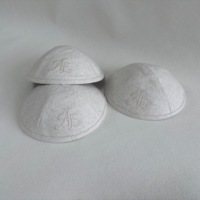 Kippa en lin naturel blanc cassé, broderie monogramme ton sur ton, doublure photo, pour mariage juif, cadeau