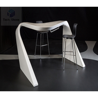 Table de bureau moderne en surface solide, design torsadé thermoformé, matériau bois/pierre, finition ultra brillante, prise escamotable