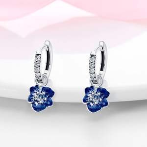 Pendientes Pequeños Colgantes <span class=keywords><strong>de</strong></span> Plata <span class=keywords><strong>de</strong></span> Ley S925 QIKAOLA para Mujer, con Piedras Naturales Coloridas, Diseño <span class=keywords><strong>de</strong></span> Mariposa, Flor, Corazón, Estrellas y Luna - Product Image 6