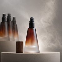 Nouvelle conception d'emballage pour huile de parfum, flacon en verre carré givré ambré de 15 ml avec vaporisateur pour huile essentielle, vente en gros
