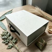 Boîte de présentation rigide haut de gamme écologique bicolore vert sauge et crème avec couvercle gaufré, sangle de transport et plateau intérieur personnalisé |