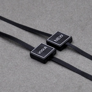 Étiquette de vêtement personnalisée avec logo de marque en relief 3D, boucle de suspension, étiquette en plastique scellée, étiquette durable avec cordon de verrouillage - Product Image 3