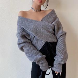 Pull sexy en tricot croisé à col en V de style européen et américain pour femmes, vêtements d'automne décontractés à manches longues avec logo sur le devant - Product Image 2