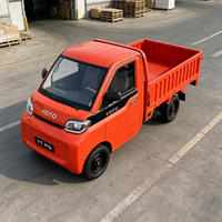 Mini-camion électrique avec configuration intérieure complète, espace de chargement ouvert spacieux, cabine fermée, idéal pour le commerce, la ferme et la livraison