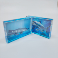Figurine de poisson miniature 3D flottante en acrylique transparent avec liquide bleu et paillettes, série Océan, souvenir touristique, vente en gros