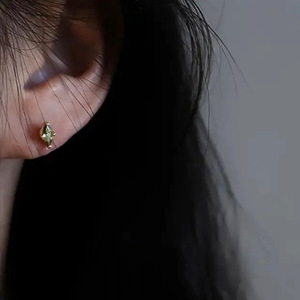 Orecchini a Perno Mini Verde Oliva per Donne, Design Minimalista, Accessori per Orecchie da Ufficio e Uso Quotidiano - Product Image 2