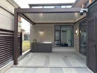 Pergola motorisée en aluminium imperméable avec auvent rétractable pour terrasse extérieure et protection solaire