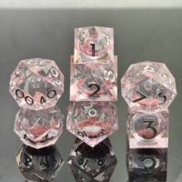 Juego de dados DND de resina poliédrica de 7 piezas con núcleo líquido de color ciruela y bordes afilados, con números dorados para Dungeons and Dragons