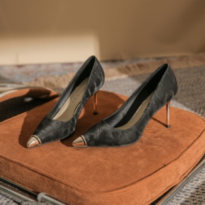 Chaussures de mariage légères en similicuir satiné à bout pointu, style escarpins à lacets, avec strass, collection Winter Evergreen Club - Product Image 1