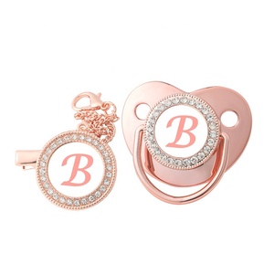 Confezione regalo di Design popolare ciuccio con lettera in oro rosa supporto per modello personalizzato succhietto capezzolo catena per Clip per ciuccio per bambini