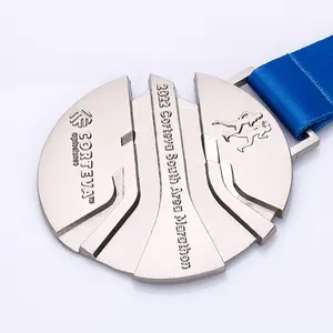 Logo Kustom Desain Pabrikan Murah Medali Olahraga Finisher Maraton Lari 3D 2D Logam Campuran Seng Emas dengan Pita