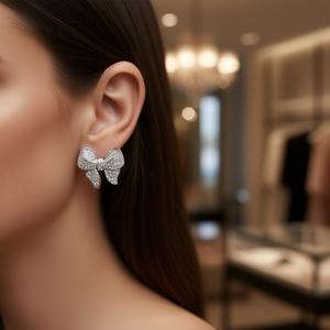 Orecchini a perno con fiocco in oro rosa Lily, con cristalli e strass micro-incastonati, gioielli da festa alla moda da donna, design grazioso - Product Image 2